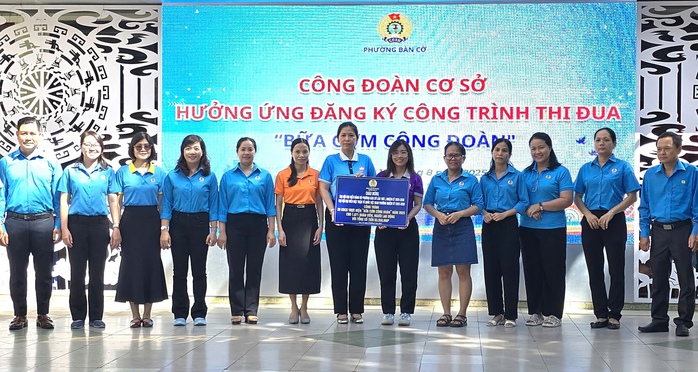 Báo Người Lao Động tặng Cờ Tổ quốc cho phường Bàn Cờ chào mừng Đại hội MTTQ - Ảnh 3. Báo Người Lao Động tặng Cờ Tổ quốc cho phường Bàn Cờ chào mừng Đại hội MTTQ - Ảnh 3.