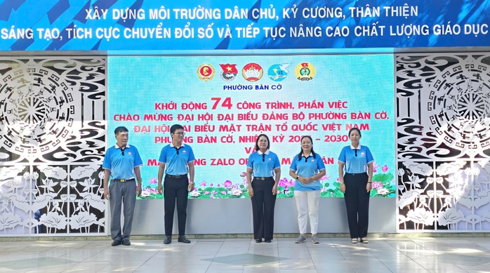 Báo Người Lao Động tặng Cờ Tổ quốc cho phường Bàn Cờ chào mừng Đại hội MTTQ - Ảnh 2. Báo Người Lao Động tặng Cờ Tổ quốc cho phường Bàn Cờ chào mừng Đại hội MTTQ - Ảnh 2.