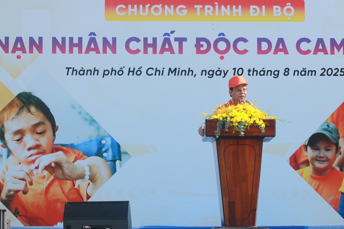 5.000 người tham gia chương trình đi bộ "Vì nạn nhân chất độc da cam"- Ảnh 1. 5.000 người tham gia chương trình đi bộ "Vì nạn nhân chất độc da cam"- Ảnh 1.
