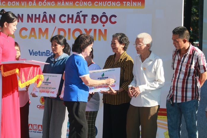5.000 người tham gia chương trình đi bộ "Vì nạn nhân chất độc da cam"- Ảnh 3. 5.000 người tham gia chương trình đi bộ "Vì nạn nhân chất độc da cam"- Ảnh 3.