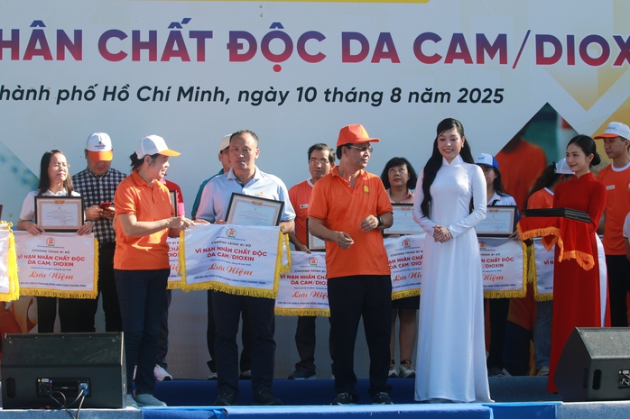 5.000 người tham gia chương trình đi bộ "Vì nạn nhân chất độc da cam"- Ảnh 8. 5.000 người tham gia chương trình đi bộ "Vì nạn nhân chất độc da cam"- Ảnh 8.