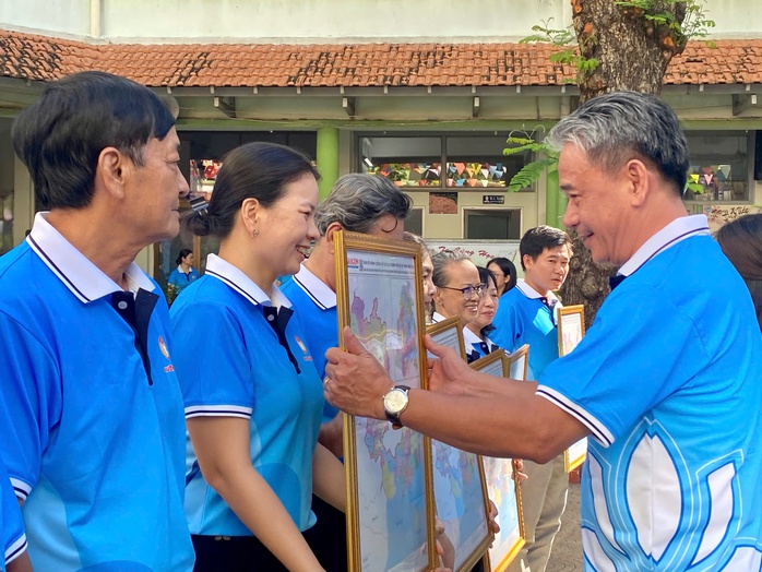 Báo Người Lao Động tặng Cờ Tổ quốc cho phường Bàn Cờ chào mừng Đại hội MTTQ - Ảnh 6. Báo Người Lao Động tặng Cờ Tổ quốc cho phường Bàn Cờ chào mừng Đại hội MTTQ - Ảnh 6.
