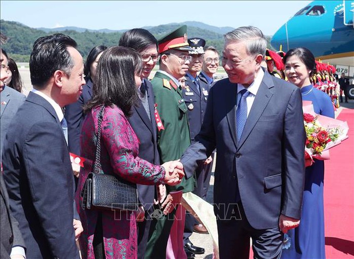 Tổng Bí thư Tô Lâm và Phu nhân tới Seoul, bắt đầu thăm cấp Nhà nước Hàn Quốc- Ảnh 3. Tổng Bí thư Tô Lâm và Phu nhân tới Seoul, bắt đầu thăm cấp Nhà nước Hàn Quốc- Ảnh 3.