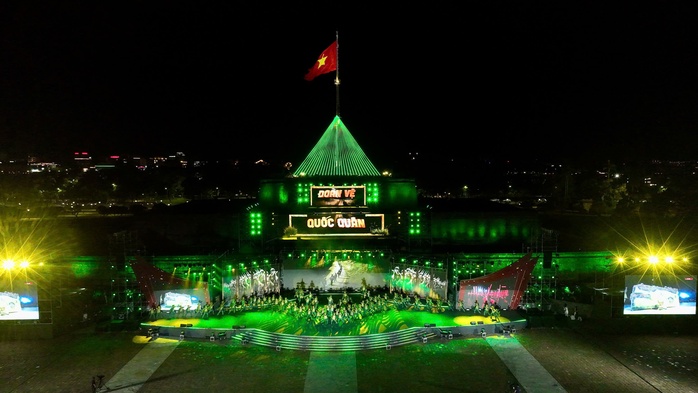 Tổng Bí thư Tô Lâm dự Chương trình chính luận nghệ thuật "Dưới cờ vinh quang" - Ảnh 5.