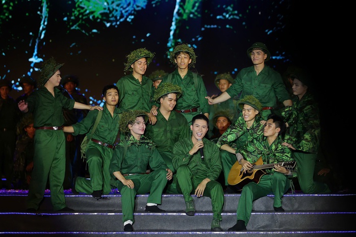 Tổng Bí thư Tô Lâm dự Chương trình chính luận nghệ thuật "Dưới cờ vinh quang" - Ảnh 7.
