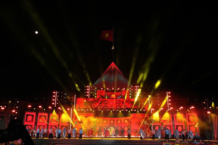 Tổng Bí thư Tô Lâm dự Chương trình chính luận nghệ thuật "Dưới cờ vinh quang" - Ảnh 13.