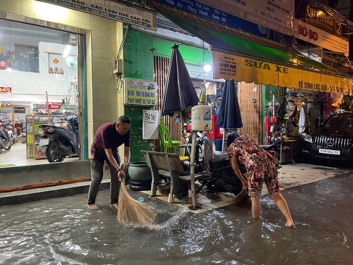 Cận cảnh ngập ở một số tuyến đường tại TP HCM , Người dân tất bật dọn dẹp sau cơn mưa lớn - Ảnh 2. Cận cảnh ngập ở một số tuyến đường tại TP HCM , Người dân tất bật dọn dẹp sau cơn mưa lớn - Ảnh 2.