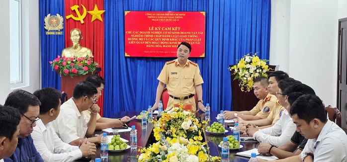 22 doanh nghiệp vận tải ở TP HCM ký cam kết chấp hành nghiêm luật giao thông - Ảnh 3.