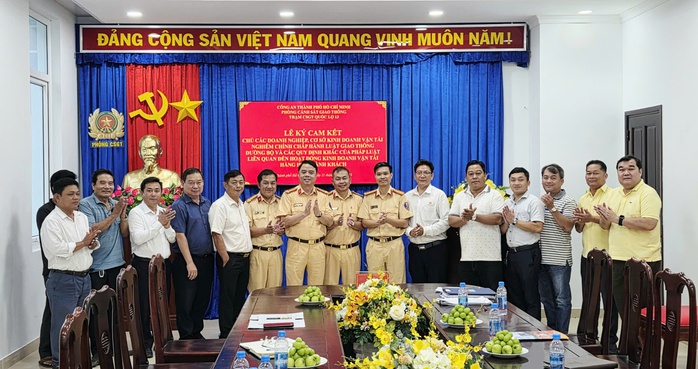 22 doanh nghiệp vận tải ở TP HCM ký cam kết chấp hành nghiêm luật giao thông - Ảnh 1.