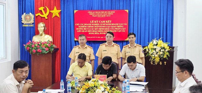 22 doanh nghiệp vận tải ở TP HCM ký cam kết chấp hành nghiêm luật giao thông - Ảnh 2.