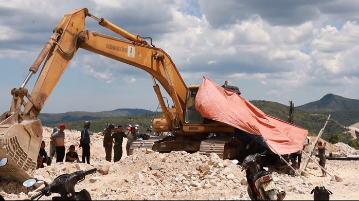 CLIP: Hiện trường vụ tai nạn lao động khi thi công đường cao tốc khiến 2 người tử vong - Ảnh 3.