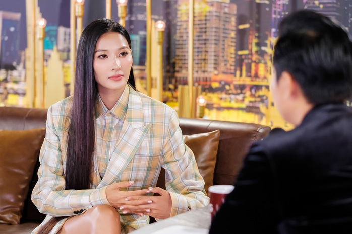 Hoàng Thùy sau 14 năm: Mở lòng giữa showbiz - Ảnh 2.