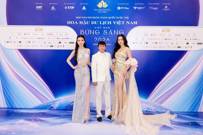 Đoàn Hồng Trang sánh đôi cùng NTK Tommy Nguyễn   - Ảnh 3.