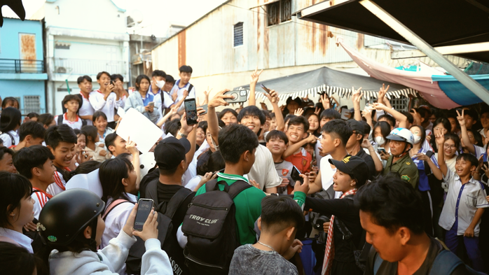 NSƯT Hoài Linh, Tuấn Trần được khán giả miền Tây vây kín - Ảnh 16.