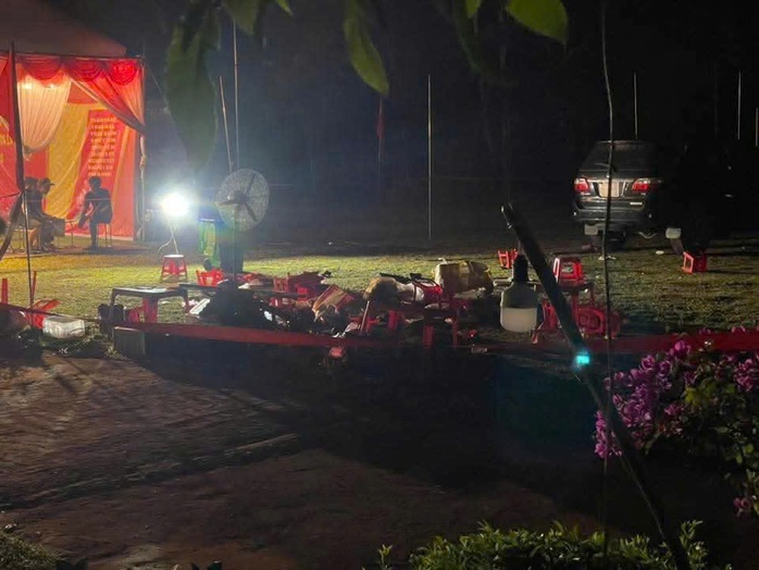 Ô tô bất ngờ lùi vào đám đông xem văn nghệ, nhiều người thương vong- Ảnh 1.