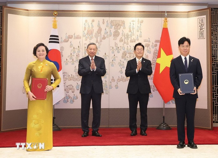 Tổng Bí thư Tô Lâm chứng kiến Lễ trao các văn kiện hợp tác Việt Nam - Hàn Quốc- Ảnh 1. Tổng Bí thư Tô Lâm chứng kiến Lễ trao các văn kiện hợp tác Việt Nam - Hàn Quốc- Ảnh 1.