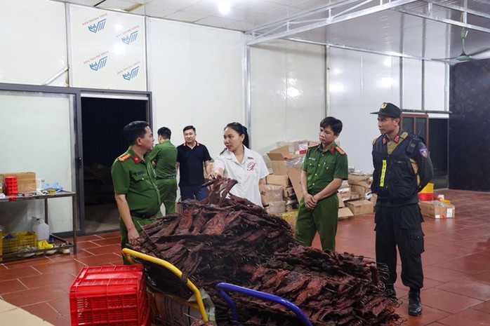 “Hô biến” hàng ngàn tấn thịt trâu đông lạnh Ấn Độ thành thịt trâu gác bếp Hà Giang - Ảnh 2.