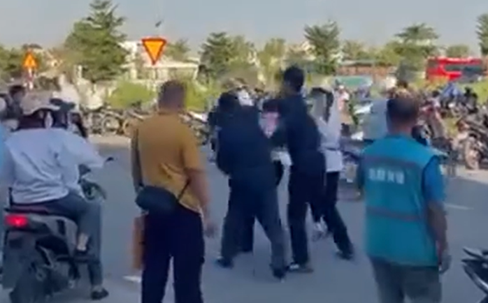 VIDEO: Hai người mặc đồng phục bảo vệ đấm tới tấp 1 công nhân- Ảnh 1. VIDEO: Hai người mặc đồng phục bảo vệ đấm tới tấp 1 công nhân- Ảnh 1.