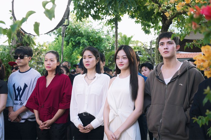 Hết làm "trai đẹp", Lê Phương dịu dàng bên Hồng Ánh- Ảnh 2. Hết làm "trai đẹp", Lê Phương dịu dàng bên Hồng Ánh- Ảnh 2.