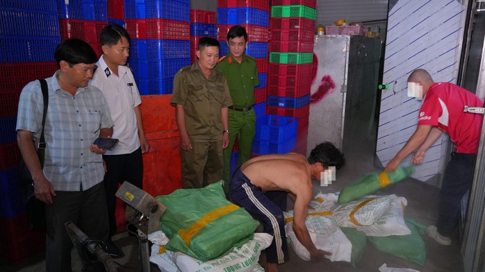 VIDEO: Bất ngờ số thịt, mỡ động vật trong 2 kho lạnh ở Đồng Tháp- Ảnh 1. VIDEO: Bất ngờ số thịt, mỡ động vật trong 2 kho lạnh ở Đồng Tháp- Ảnh 1.