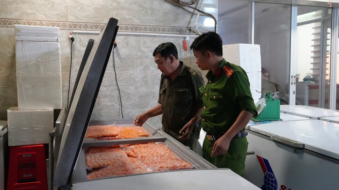 VIDEO: Bất ngờ số thịt, mỡ động vật trong 2 kho lạnh ở Đồng Tháp- Ảnh 2. VIDEO: Bất ngờ số thịt, mỡ động vật trong 2 kho lạnh ở Đồng Tháp- Ảnh 2.