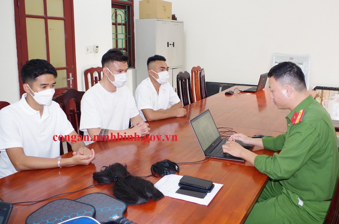 Vụ đôi nam nữ diễn "cảnh nóng" trên xe Mercedes màu đỏ: Thông tin từ Công an- Ảnh 1.