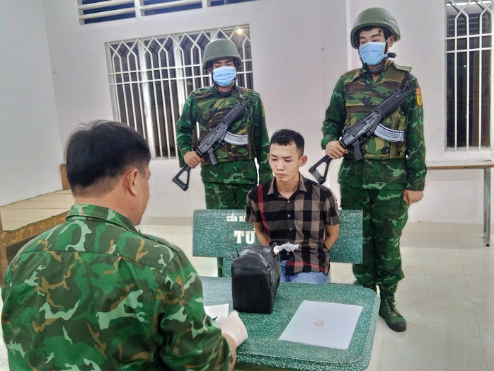 Kịch tính vây bắt tội phạm ở biên giới- Ảnh 1.