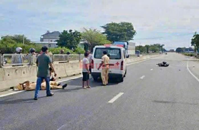 Trung tá CSGT bị tông gãy chân khi làm nhiệm vụ trên Quốc lộ 1- Ảnh 1. Trung tá CSGT bị tông gãy chân khi làm nhiệm vụ trên Quốc lộ 1- Ảnh 1.