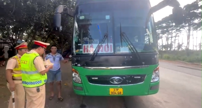 Tài xế không có giấy phép lái xe chở dư 21 người bị phạt 234 triệu đồng - Ảnh 1. Tài xế không có giấy phép lái xe chở dư 21 người bị phạt 234 triệu đồng - Ảnh 1.