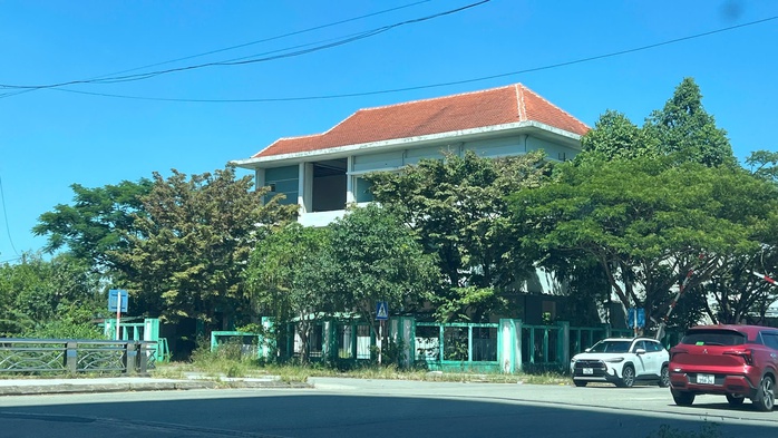 Trụ sở hoang phế ở Huế: Hình ảnh xót xa từ các công sở cũ - Ảnh 6. Trụ sở hoang phế ở Huế: Hình ảnh xót xa từ các công sở cũ - Ảnh 6.