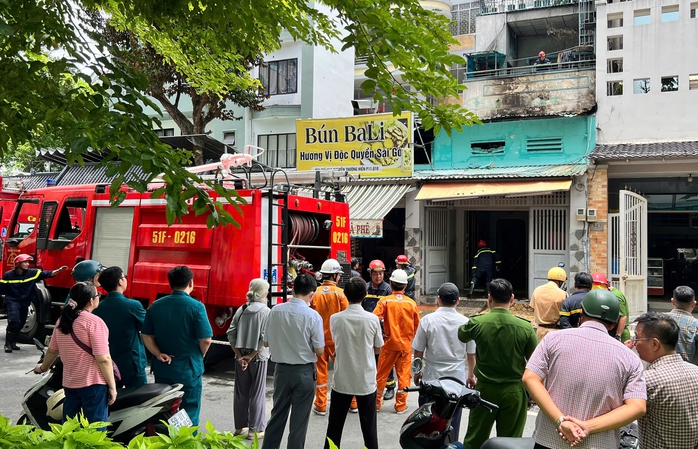 Cháy nhà mặt tiền ở phường Vườn Lài, cảnh sát đang điều tra nguyên nhân- Ảnh 2. Cháy nhà mặt tiền ở phường Vườn Lài, cảnh sát đang điều tra nguyên nhân- Ảnh 2.