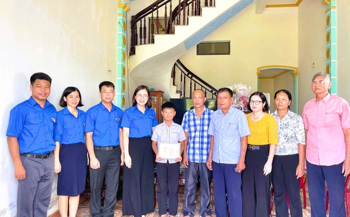 Trao Huy hiệu "Tuổi trẻ dũng cảm" cho nam sinh lớp 6 cứu em nhỏ dưới mương nước- Ảnh 2. Trao Huy hiệu "Tuổi trẻ dũng cảm" cho nam sinh lớp 6 cứu em nhỏ dưới mương nước- Ảnh 2.