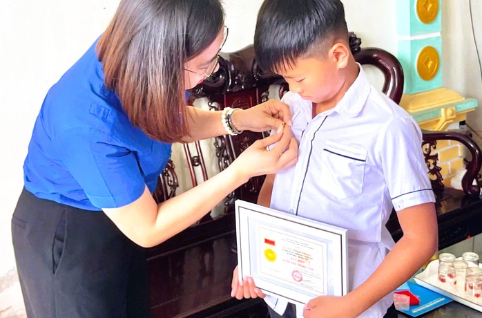 Trao Huy hiệu "Tuổi trẻ dũng cảm" cho nam sinh lớp 6 cứu em nhỏ dưới mương nước- Ảnh 1. Trao Huy hiệu "Tuổi trẻ dũng cảm" cho nam sinh lớp 6 cứu em nhỏ dưới mương nước- Ảnh 1.