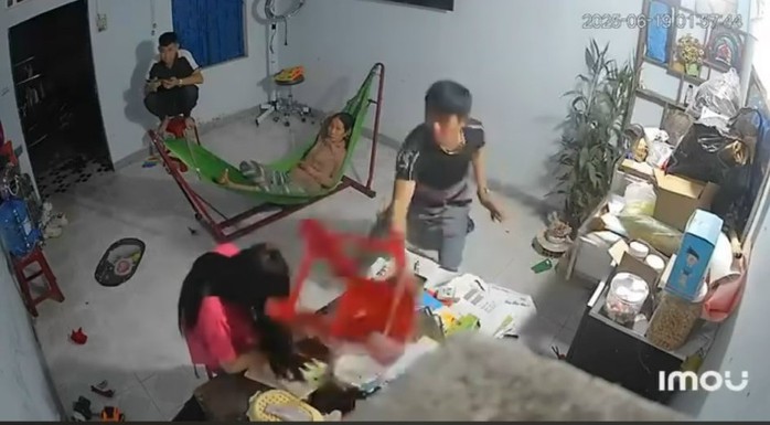 Phẫn nộ cảnh anh trai dùng ghế nhựa đánh tới tấp vào đầu em gái ở Quảng Ngãi - Ảnh 1. Phẫn nộ cảnh anh trai dùng ghế nhựa đánh tới tấp vào đầu em gái ở Quảng Ngãi - Ảnh 1.