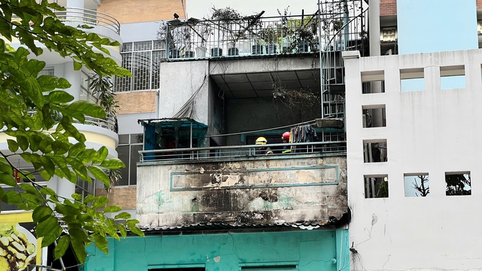 Cháy nhà mặt tiền ở phường Vườn Lài, cảnh sát đang điều tra nguyên nhân- Ảnh 1. Cháy nhà mặt tiền ở phường Vườn Lài, cảnh sát đang điều tra nguyên nhân- Ảnh 1.