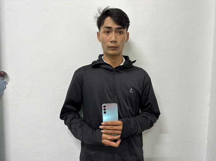 Bắt giữ kẻ trộm 17 chiếc iPhone ở Đà Nẵng , đối tượng 22 tuổi bị Bắt - Ảnh 2. Bắt giữ kẻ trộm 17 chiếc iPhone ở Đà Nẵng , đối tượng 22 tuổi bị Bắt - Ảnh 2.
