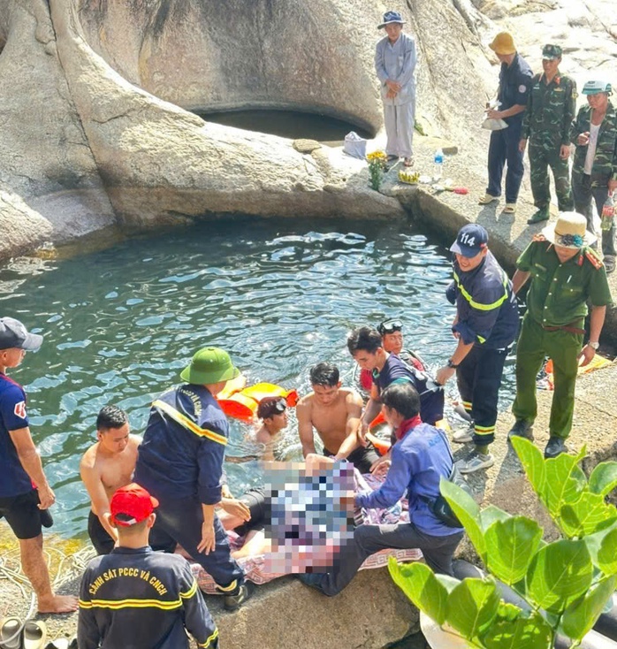 Thi thể nam sinh 14 tuổi được tìm thấy dưới hốc đá ở suối Ba Hồ- Ảnh 1. Thi thể nam sinh 14 tuổi được tìm thấy dưới hốc đá ở suối Ba Hồ- Ảnh 1.