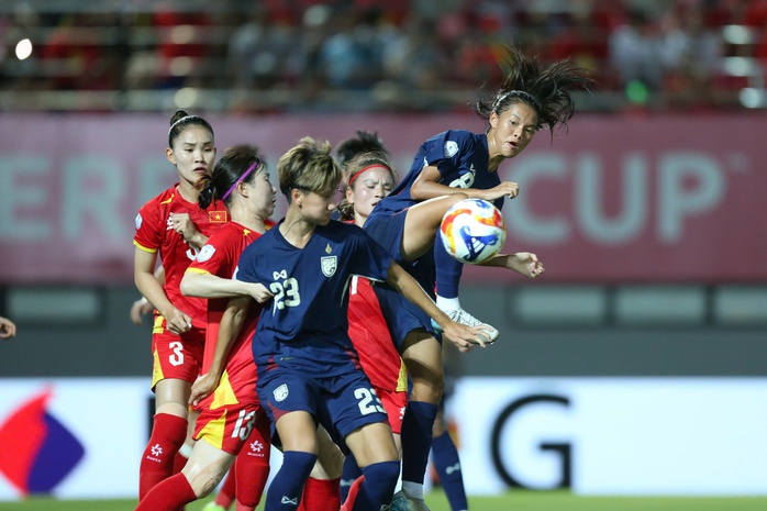 Nữ Việt Nam hạ Thái Lan giành ngôi đầu bảng, bước vào bán kết ASEAN Cup nữ 2025 - Ảnh 2.