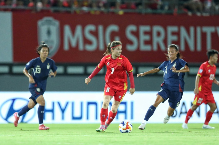 Nữ Việt Nam hạ Thái Lan giành ngôi đầu bảng, bước vào bán kết ASEAN Cup nữ 2025 - Ảnh 1.