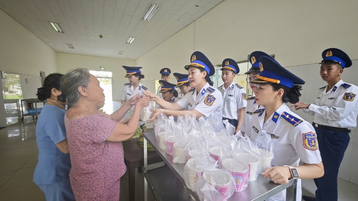 "Nồi cháo chiến sĩ" lan tỏa yêu thương- Ảnh 2. "Nồi cháo chiến sĩ" lan tỏa yêu thương- Ảnh 2.