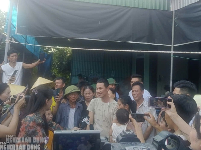 Vụ "gà lôi trắng": Anh Thái Khắc Thành xúc động trở về nhà trùng phùng vợ con, người thân - Ảnh 3.
