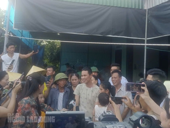 Vụ "gà lôi trắng": Anh Thái Khắc Thành xúc động trở về nhà trùng phùng vợ con, người thân - Ảnh 1.