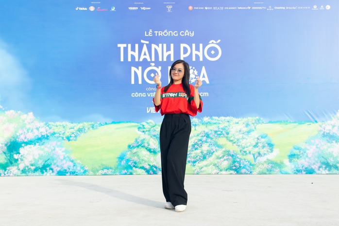 Hồ Ngọc Hà và dàn sao Việt trồng cây lúc bình minh - Ảnh 6.