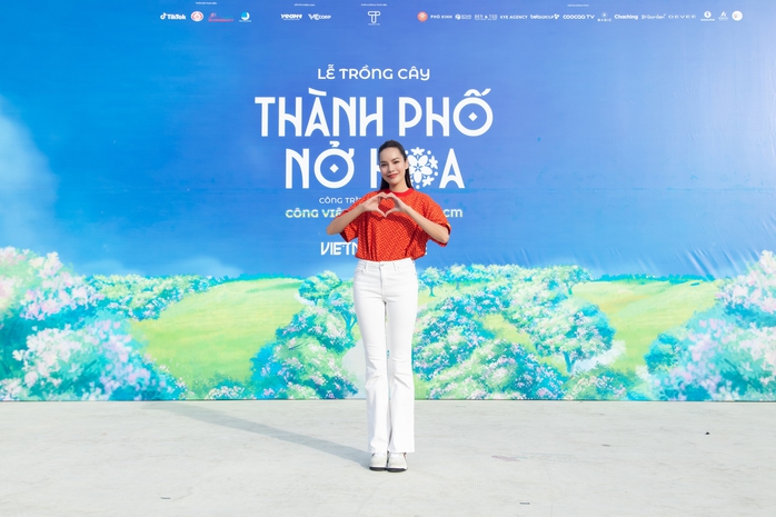 Hồ Ngọc Hà và dàn sao Việt trồng cây lúc bình minh - Ảnh 11.