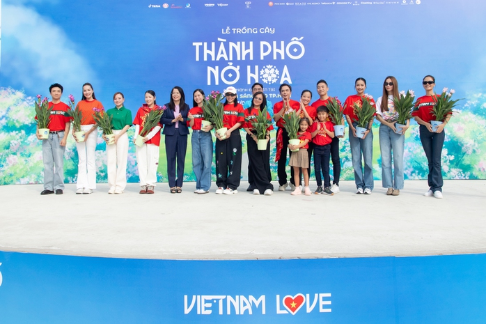 Hồ Ngọc Hà và dàn sao Việt trồng cây lúc bình minh - Ảnh 3.