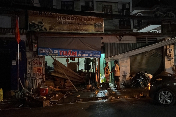 Taxi lao vỉa hè, đâm 2 xe máy cùng 2 người dân lúc khuya ở TP HCM- Ảnh 1. Taxi lao vỉa hè, đâm 2 xe máy cùng 2 người dân lúc khuya ở TP HCM- Ảnh 1.