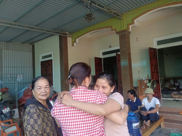 Vụ "gà lôi trắng": Anh Thái Khắc Thành xúc động trở về nhà trùng phùng vợ con, người thân - Ảnh 4.