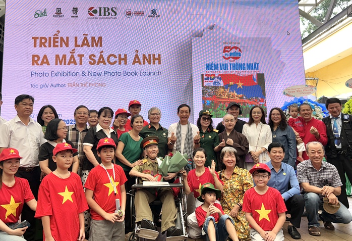 Sắc màu "50 năm niềm vui thống nhất"- Ảnh 2. Sắc màu "50 năm niềm vui thống nhất"- Ảnh 2.