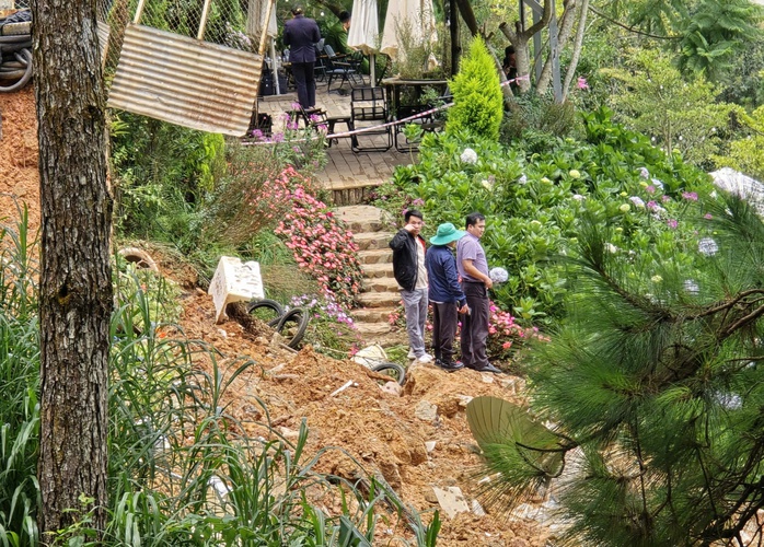 Sạt lở quán cà phê Tây Hồ Đà Lạt khiến 2 người tử vong - Ảnh 3.
