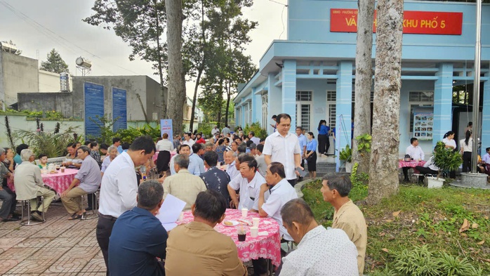 Ấn tượng hình ảnh tiếp xúc cử tri ở một phường tại TP HCM - Ảnh 1.